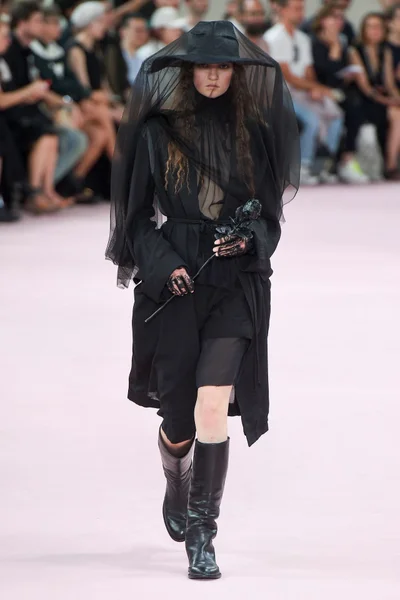 Look 16